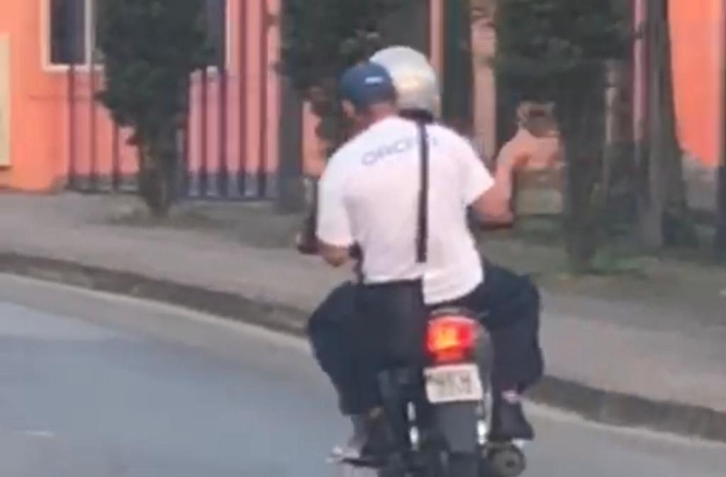 Menino de 7 anos é flagrado dirigindo moto de trilha em cidade de SC