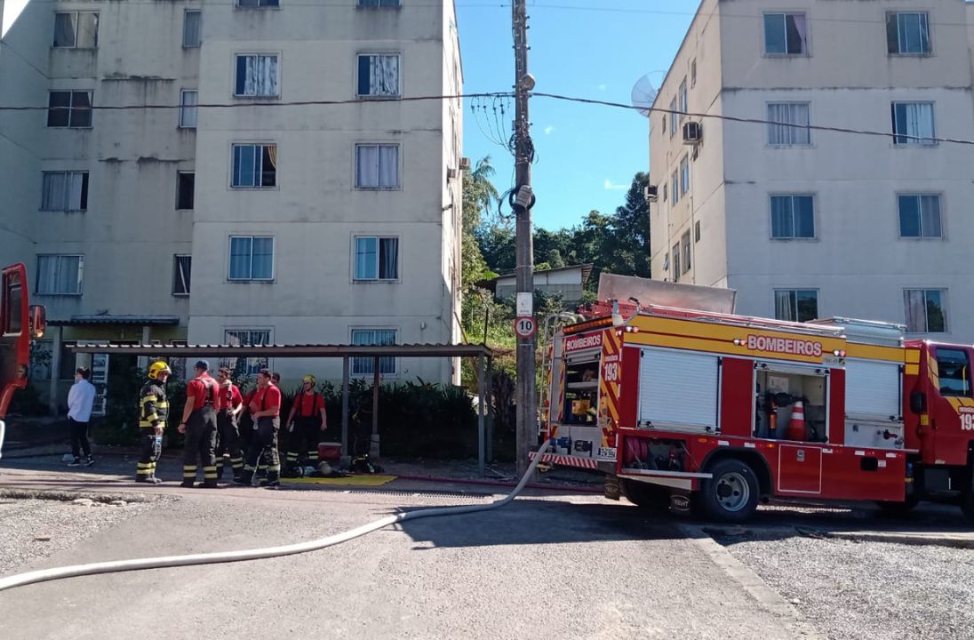 Vídeo Incêndio Atinge Apartamento Em Condomínio No Bairro Passo Manso Portal Menina 